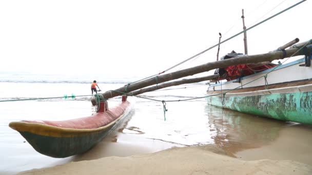 Barco en Weligama con un chico local jugando — Vídeos de Stock