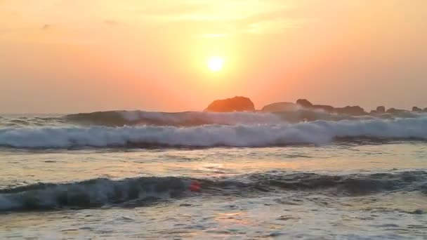 Волны смываются на пляже — стоковое видео