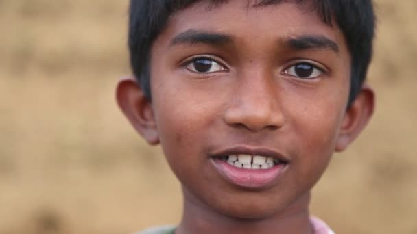 Portret van lokale school jongen in de uitlopers van Ella — Stockvideo