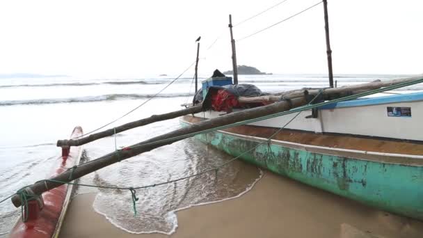 Weligama plajında tekne. — Stok video