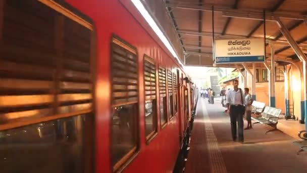 Mensen lopen op Hikkaduwa treinstation — Stockvideo