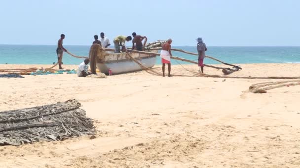 渔民在沙滩上工作 — 图库视频影像