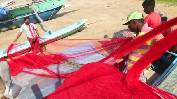 Einheimische Fischer sortieren Netze — Stockvideo