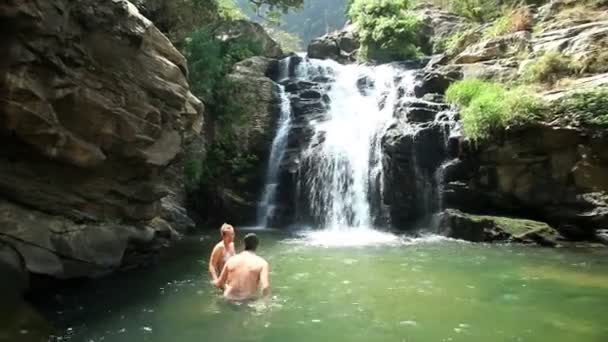 Gente disfrutando de las cataratas Ravana — Vídeos de Stock