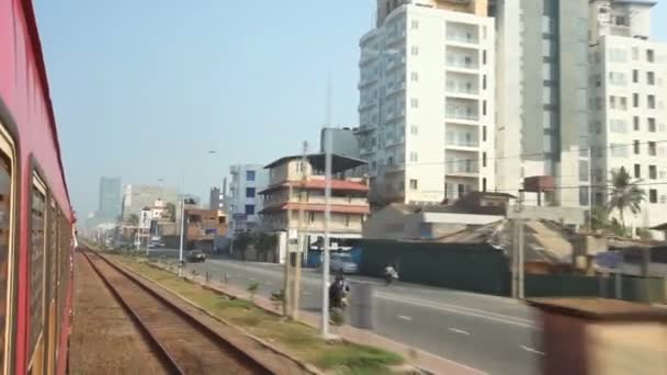 Blick auf den kolumbianischen Stadtverkehr vom vorbeifahrenden Zug. — Stockvideo