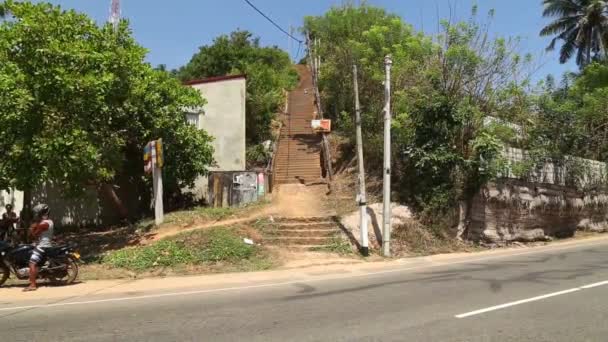 Pessoas dirigindo veículos na estrada — Vídeo de Stock