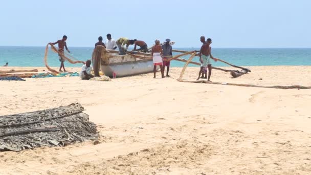 Pescadores trabajando en la playa de Hikkaduwa — Vídeo de stock