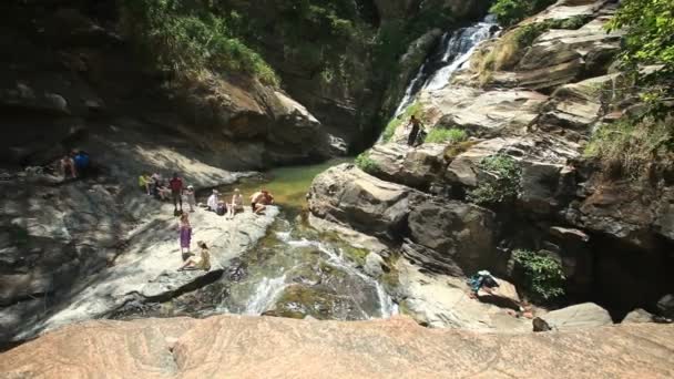 Gente disfrutando de las cataratas Ravana — Vídeos de Stock