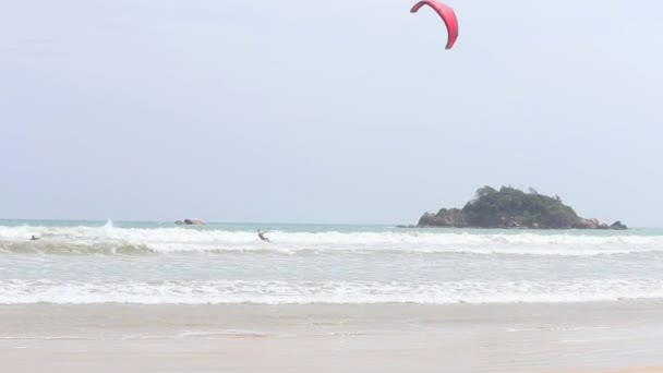 Kitesurfer sautant dans les vagues — Video