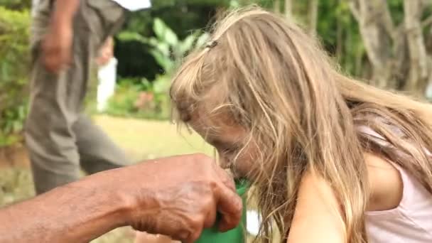 Hombre dando de beber a niña — Vídeo de stock