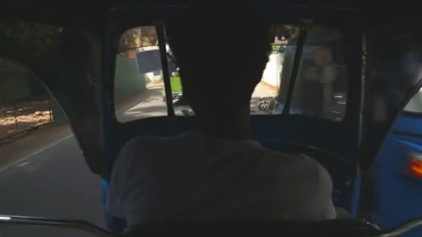 A belső udvarra egy tuktuk vezetés — Stock videók