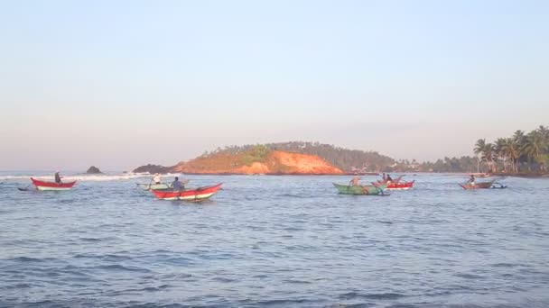 Pescadores locales en las olas — Vídeos de Stock