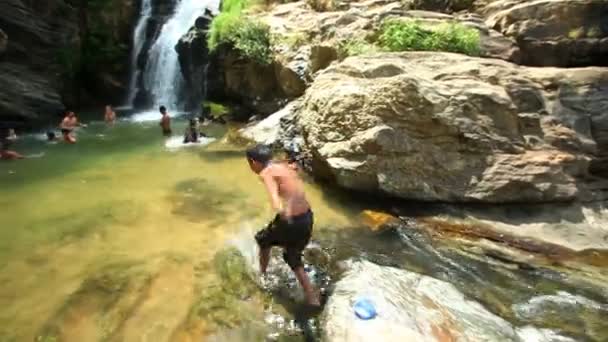 Gente disfrutando de las cataratas Ravana — Vídeos de Stock