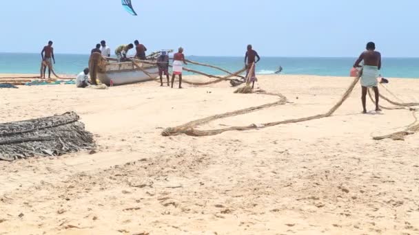 Fishermen working on Hikkaduwa beach — Stock Video