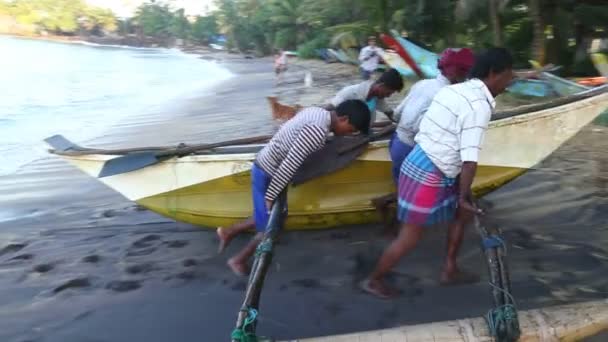 Pescatori tirando barca fuori dall'oceano — Video Stock