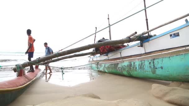 Barca sulla spiaggia di Weligama con persone di passaggio — Video Stock