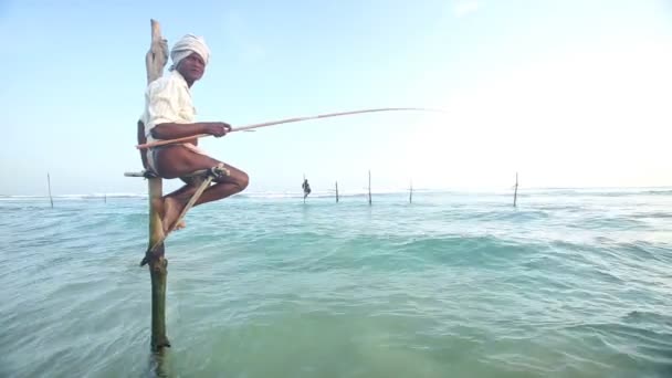 Vecchio pescatore su una canna da pesca — Video Stock