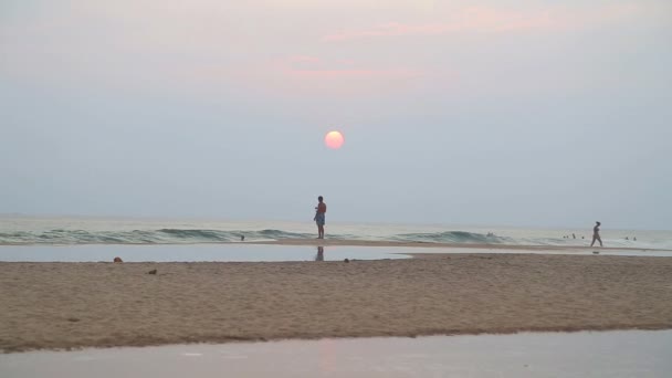 Παραλία Hikkaduwa στο ηλιοβασίλεμα — Αρχείο Βίντεο