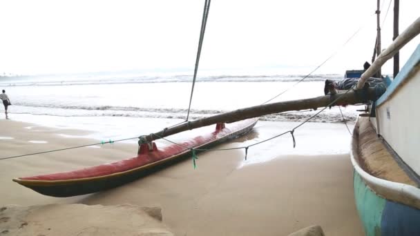 Båt på stranden i Weligama — Stockvideo