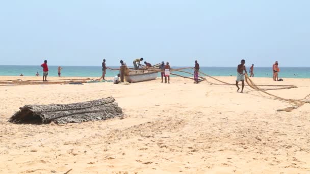 Fishermen working on Hikkaduwa beach — Stock Video