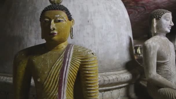 Buda altın tapınakta oturuyor — Stok video