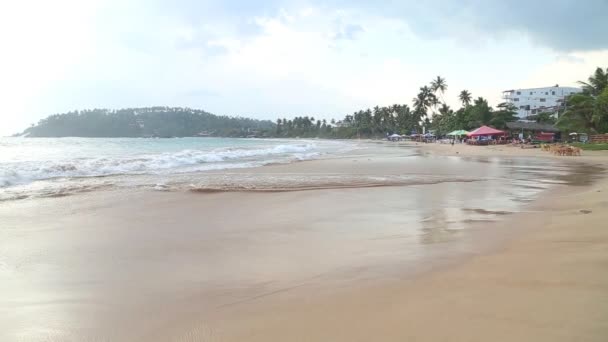 Clima tormentoso y nublado en la playa — Vídeo de stock