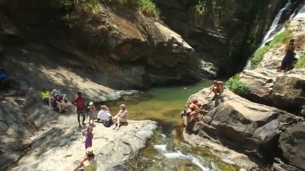 Persone che si godono le cascate Ravana — Video Stock