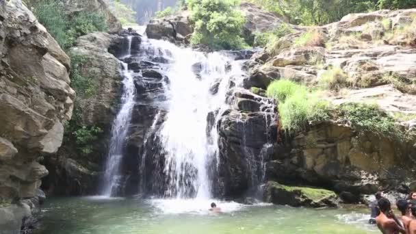 Gente disfrutando de las cataratas Ravana — Vídeos de Stock