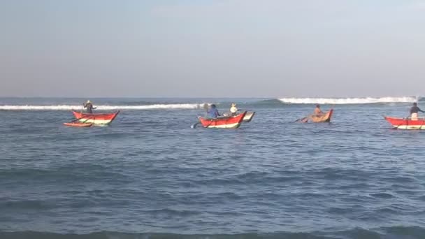 Местные рыбаки на воде — стоковое видео