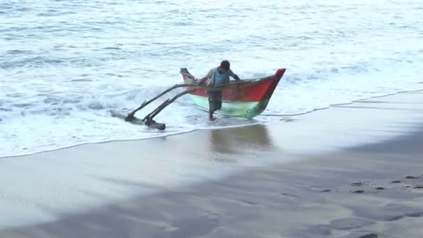 Fiskare att få sin båt ur havet. — Stockvideo