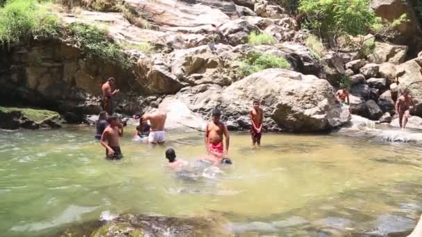 Boys enjoying the Ravana Falls in Ella — Stock Video