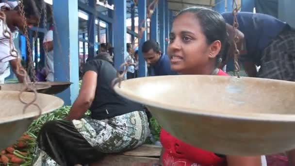 Mulheres locais vendendo e pessoas comprando no mercado de Hikkaduwa . — Vídeo de Stock