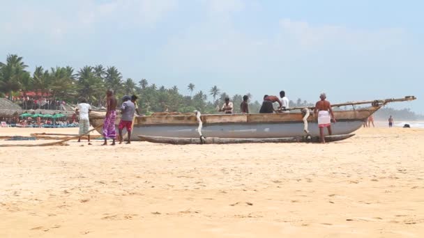 Vissers werken op Hikkaduwa strand — Stockvideo