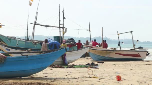 Pêcheurs locaux triant les filets sur la plage après une longue nuit de travail . — Video