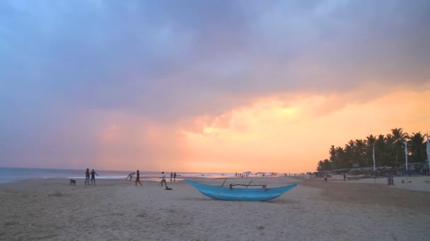 Bateau de pêche traditionnel sur la plage Hikkaduwa — Video