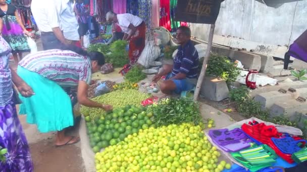 Locals selling and buying at Hikkaduwa market — Stock Video