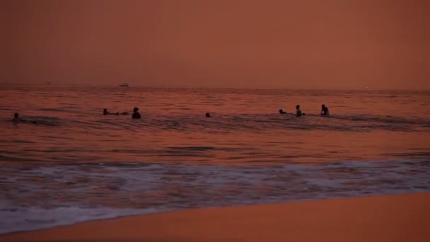 Hikkaduwa strand bij zonsondergang — Stockvideo