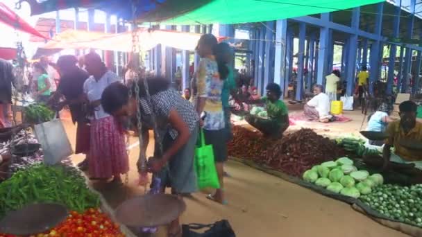 Lokale bevolking verkopen en op Hikkaduwa markt passerende mensen — Stockvideo