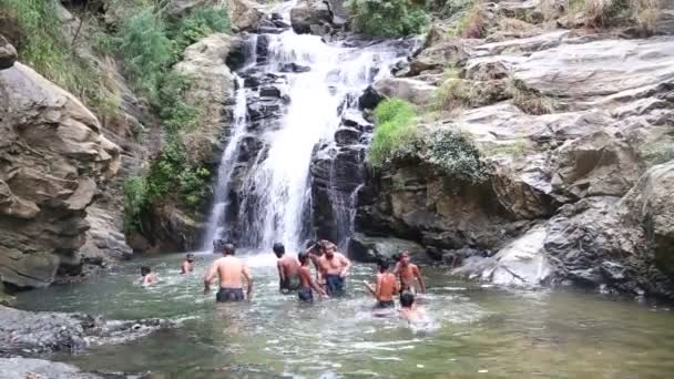 Personas disfrutando y bañándose en Ravana Falls — Vídeos de Stock
