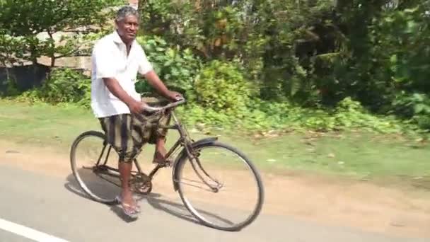 Lokal man ridning cykel — Stockvideo