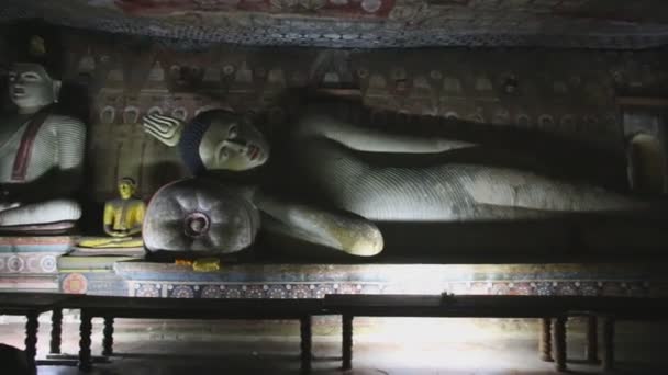 Big reclining Buddha at the Golden Temple of Dambulla — Stock Video