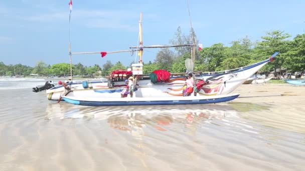 Rybacy ciągnięcie łodzi z oceanu — Wideo stockowe