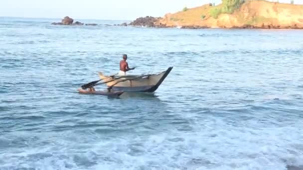 Pescador onda de surf com barco — Vídeo de Stock