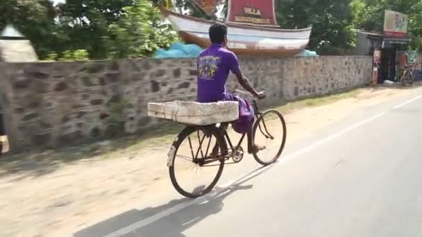 Einheimischer fährt Fahrrad — Stockvideo