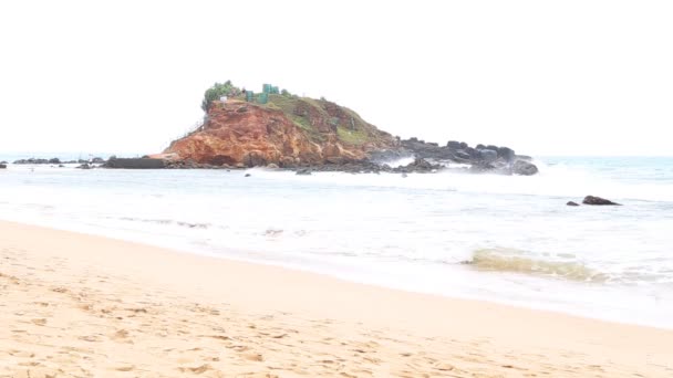 La vista de una playa en Mirissa — Vídeo de stock