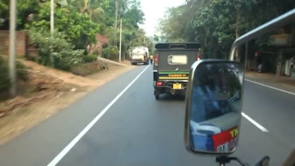 View of two auto rickshaws — Stock Video