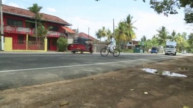 adam bir bisiklet üzerinde