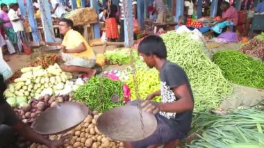 Sebze satan yerel genç adam