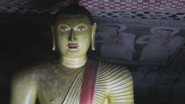 Buda altın tapınakta oturuyor