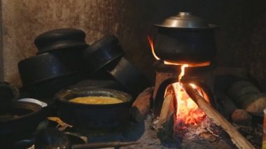 Yanan ateşi bir pota Isıtma